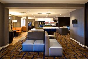 a hotel lobby with a couch and a bar at Courtyard by Marriott Columbus Tipton Lakes in Columbus