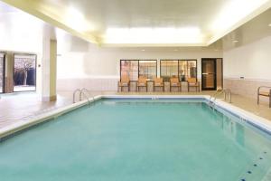 ein großer Pool in einem Hotelzimmer in der Unterkunft Courtyard by Marriott Columbus Tipton Lakes in Columbus