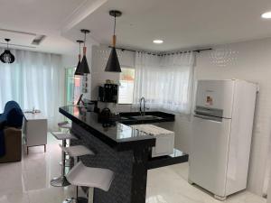Dapur atau dapur kecil di Maravilhosa casa com piscina em Arraial do Cabo RJ