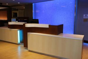 un vestíbulo con escritorios de recepción y una pared azul en Fairfield Inn & Suites by Marriott Bowling Green, en Bowling Green