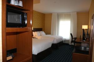 Habitación de hotel con 2 camas y TV de pantalla plana. en Fairfield Inn & Suites by Marriott Bowling Green, en Bowling Green