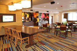 un comedor con mesas y sillas en un restaurante en Fairfield Inn & Suites by Marriott Bowling Green, en Bowling Green