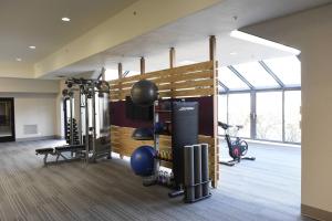 un gimnasio con equipamiento de ejercicio en un edificio en Courtyard Philadelphia Devon/Villanova, en Wayne
