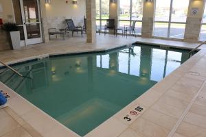 una piscina en el vestíbulo de un hotel en Fairfield Inn & Suites by Marriott Bowling Green, en Bowling Green