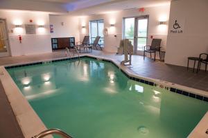 Fairfield Inn & Suites by Marriott Anderson في أندرسون: مسبح كبير في غرفة الفندق