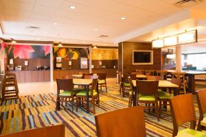 מסעדה או מקום אחר לאכול בו ב-Fairfield Inn & Suites by Marriott Dickson