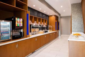 um restaurante com um bar com um balcão de bebidas em SpringHill Suites by Marriott Riverside Redlands em Redlands