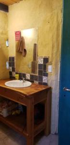y baño con lavabo y espejo. en Casa cerca del lago en Lago Puelo