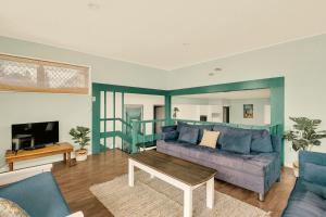 - un salon avec un canapé et une table dans l'établissement Sparkling Waters Unit 1, à Gold Coast