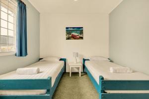 - 2 lits jumeaux dans une chambre avec fenêtre dans l'établissement Sparkling Waters Unit 1, à Gold Coast