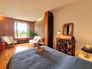 ein Schlafzimmer mit einem Bett mit einem Teddybär drauf in der Unterkunft Appartement Saint-Genest-Lerpt, 3 pièces, 4 personnes - FR-1-496-287 in Saint-Genest-Lerpt