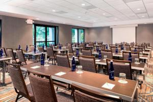 una sala con mesas y sillas en un aula en Courtyard by Marriott Myrtle Beach Barefoot Landing, en Myrtle Beach