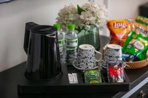 Set per la preparazione di tè e caffè presso Amira Hotel Hanoi