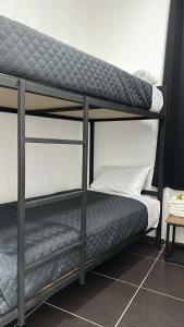 - deux lits superposés dans une chambre dans l'établissement CHECK INN HOSTAL AEROPUERTO GDL, à Guadalajara