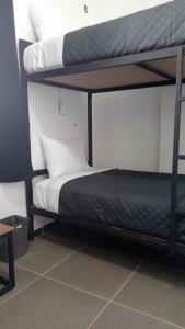 Letto o letti in una camera di CHECK INN HOSTAL AEROPUERTO GDL