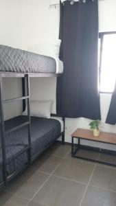 Letto o letti in una camera di CHECK INN HOSTAL AEROPUERTO GDL