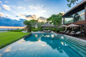 Bazén v ubytování AYANA Villas Bali nebo v jeho okolí