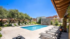 uma piscina com espreguiçadeiras e uma piscina em Private Sanctuary 4BR Home with Pools and Gym em San Miguel de Allende