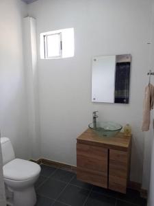 uma casa de banho com um WC e um lavatório em Hermosa casa campestre em Santa Rosa de Cabal