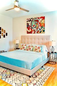 sypialnia z łóżkiem i obrazem na ścianie w obiekcie Cityscape 2 -Sleep 7 w mieście Chattanooga