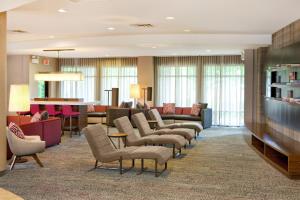 eine Lobby mit Sofas und Stühlen sowie ein Wartezimmer in der Unterkunft Courtyard by Marriott Gettysburg in Gettysburg