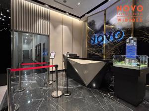 eine Lobby mit einer Rezeption und einem Schild in der Unterkunft NOVO Serviced Suites by Widebed, Jalan Ampang, Gleneagles in Kuala Lumpur
