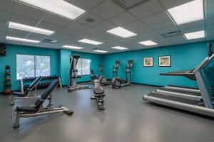 um ginásio com passadeiras e equipamento de exercício numa sala em Fairfield Inn & Suites – Buffalo Airport em Cheektowaga