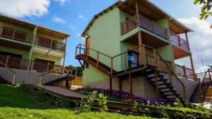 un edificio con scale e balconi di POUSADA KALUKA a Bezerros