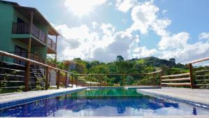 una piscina del resort con vista sulle montagne di POUSADA KALUKA a Bezerros