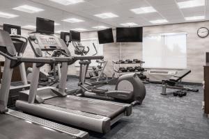 un gimnasio con cintas de correr y elípticas en una habitación en Fairfield by Marriott Inn & Suites Columbus Hilliard, en Columbus