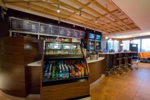 - un bar avec un réfrigérateur rempli de boissons dans l'établissement Courtyard by Marriott Jackson Airport/Pearl, à Pearl