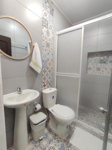 a bathroom with a toilet and a sink and a shower at Como en casa 2 in La Dorada