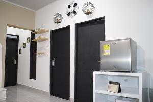 a room with two black doors and a machine at Como en casa 2 in La Dorada