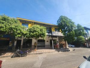 a building with a motorcycle parked in front of a street at Como en casa 2 in La Dorada