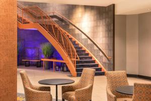 una escalera en un vestíbulo con sillas y mesas en Residence Inn Portland Downtown Waterfront, en Portland
