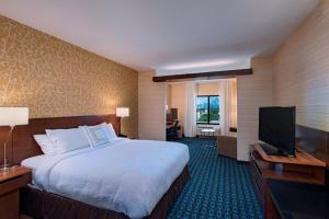 una camera con letto e TV a schermo piatto di Fairfield Inn & Suites by Marriott La Crosse Downtown a La Crosse