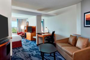 Зона вітальні в Fairfield Inn Suites Indianapolis Downtown