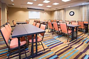 Fairfield Inn & Suites Idaho Falls في ايداهو فولز: قاعة اجتماعات مع طاولات وكراسي في غرفة