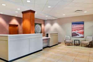 una sala de espera en un hospital con sillas en Fairfield Inn Suites Indianapolis Downtown en Indianápolis