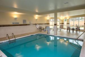 The swimming pool at or close to Courtyard by Marriott Somerset