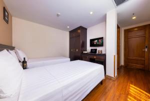 Postel nebo postele na pokoji v ubytování Centre Point Hanoi Hotel