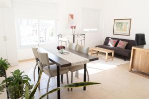 een eetkamer en woonkamer met een tafel en stoelen bij Apartamento Tomás Jofré in San Luis