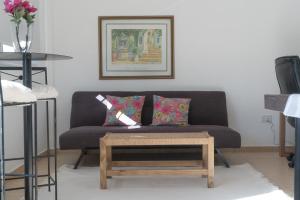 een woonkamer met een bank en een salontafel bij Apartamento Tomás Jofré in San Luis