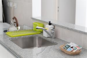 een aanrecht met een wastafel en een kraan bij Apartamento Tomás Jofré in San Luis +23 foto's