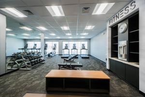 uma sala de fitness com passadeiras e pesos em Fairfield Inn & Suites by Marriott Melbourne Viera Town Center em Melbourne