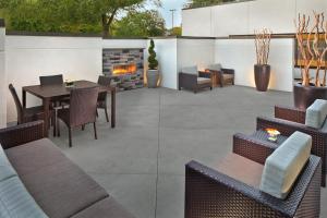 een patio met een tafel en stoelen en een open haard bij Courtyard by Marriott Philadelphia City Avenue in Philadelphia