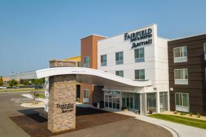 An der Vorderseite der Hamilton Inn Suiten in der Unterkunft Fairfield Inn & Suites By Marriott Alexandria in Alexandria