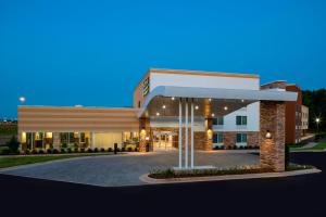 Fairfield Inn & Suites by Marriott Batesville في بيتسفيل: مبنى مستشفى في الليل مع انارته