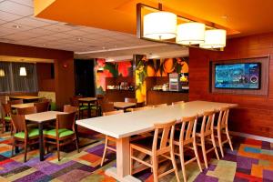 - une salle à manger avec une table et des chaises dans l'établissement Fairfield Inn & Suites by Marriott Omaha Papillion, à Papillion