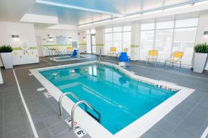 - une grande piscine d'eau bleue dans un bâtiment dans l'établissement Fairfield Inn & Suites by Marriott Omaha Papillion, à Papillion